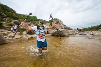 Entusiasta y feliz, el Río Mina Clavero permite actividades para todas las edades