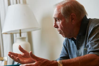 Entusiasta y lúcido, Onega gesticula en la charla para LA NACION; el seleccionado argentino no le entregó muchas satisfacciones, en una época en que el conjunto nacional había perdido prestigio y por única vez no se clasificó para un mundial (México 1970).