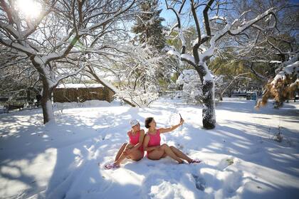 Entusiastas de la natación invernal se toman fotografías en el parque Beiling después de una nevada, en Shenyang, en la provincia de Liaoning, en el noreste de China