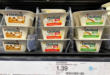 Envases de yogur de 133 mililitros, que antes contenían 156 mililitros, en un refrigerador de un supermercado en Estados Unidos