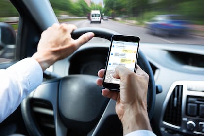 Enviar mensajes de texto desde el celular hace que se quite la atención del camino y el tránsito 
