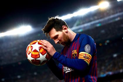 Messi, la pelota, la camiseta de Barcelona y la cinta de capitán: una conjunción que vivió épocas mejores que la actual