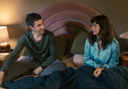 Envidiosa S4. (L to R) Esteban Lamothe as Matías, Griselda Siciliani as Vicky in Envidiosa S4. Cr. Alina Schwarcz / Netflix © 2026