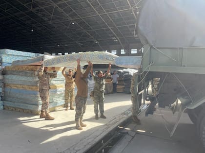 Envío de colchones en los Hércules de la Fuerza Aérea