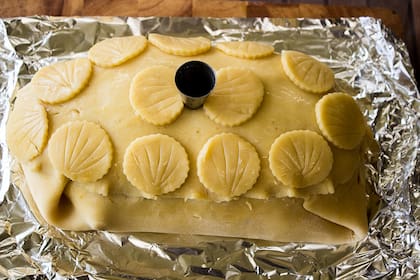 Envolvé el arrollado de pato en masa de hojaldre y antes de cocinar en el horno, cubrí con papel de aluminio