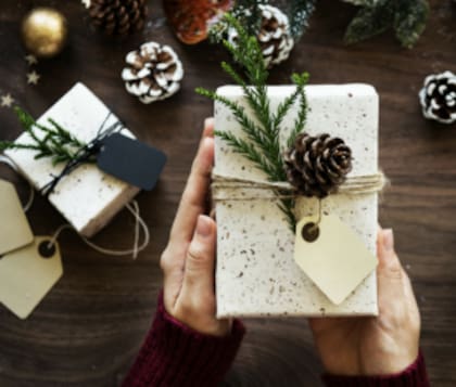 Envolver regalos no es tarea fácil, pero hacerlo sin cinta adhesiva parece una misión imposible, excepto para la cuenta de TikTok wikpress