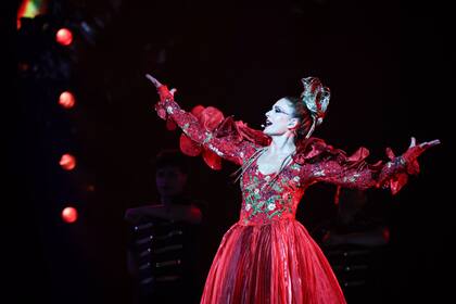 Envuelta un traje que recuerda a Maléfica, Isabel Macedo aterrizó en el escenario con un espectacular vestido gigante