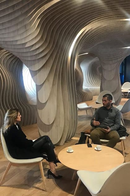 Envueltos por la espectacular paramétrica de la arquitecta Andrea Ciganotto, Pía conversa con el diseñador Cristián Mohaded en el Design & Art Center de Patagonia Flooring, que ayudó a crear y dirigió