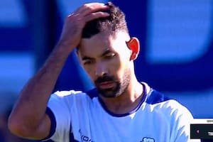 Independiente Rivadavia ganó en La Plata: cuatro goles en 37 minutos y un blooper en la última jugada