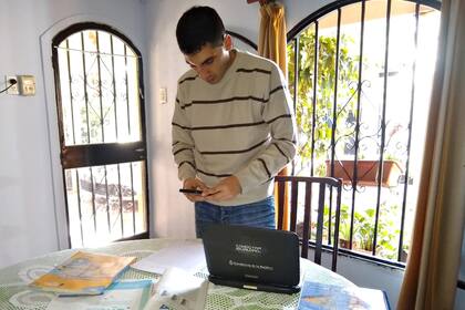 Enzo Aguirre saca fotos de los ejercicios y se los envía a sus alumnos, que para buscar señal de celular van hasta la alta montaña en un recorrido de dos horas a caballo