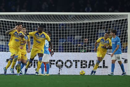 Enzo Barrenechea festeja con sus compañeros de Frosinone tras convertirle un gol a Napoli por la Copa Italia, en diciembre del año pasado