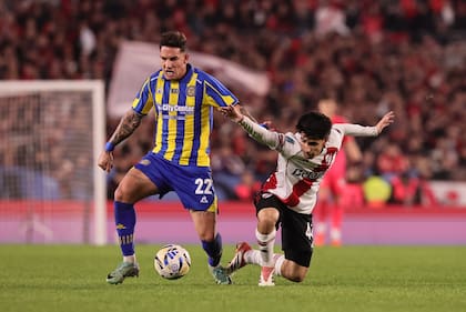 Enzo Copetti aguanta ante la marca de Lucas Silva