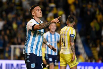 Enzo Copetti, autor del gol de Racing, va camino a saludar a Lisandro López, que lo asistió con un centro perfecto.