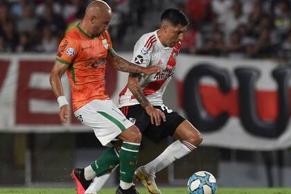 Enzo cubre la pelota ante Junior Arias; el volante comenzó la jugada del gol