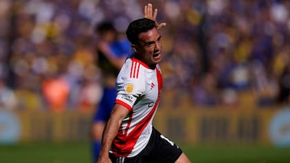 Enzo Díaz sale festejando su gol, el que aseguró la victoria de River