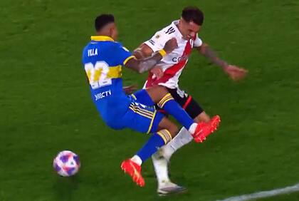 Enzo Díaz, ya amonestado, levantó por el aire a Sebastián Villa, pero el árbitro Herrera solamente cobró la falta y no le mostró la tarjeta roja.