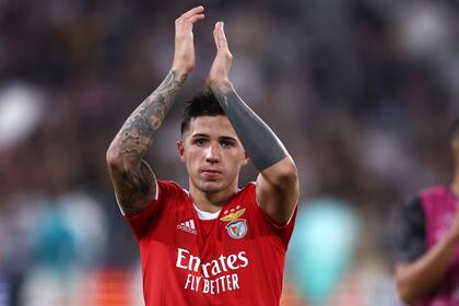 Enzo Fernández aplaude tras la victoria de Benfica ante Juventus, por la Champions League