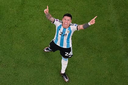 Enzo Fernández celebra tras anotar el segundo gol de Argentina en la victoria 2-0 ante México en el partido por el Grupo C del Mundial, el sábado 26 de noviembre de 2022, en Lusail, Qatar. (AP Foto/Pavel Golovkin)