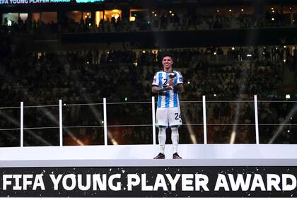 Enzo Fernández, con el premio al mejor jugador joven del Mundial de Qatar
