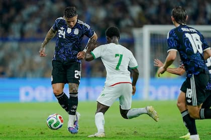 Enzo Fernández con la pelota, durante el amistoso ante Mauritania