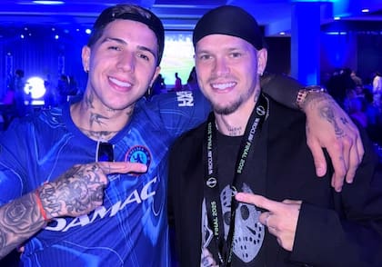 Enzo Fernández con Mudryk, durante los festejos de Chelsea en la Conference League