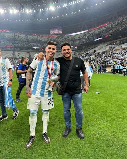 Enzo Fernández con su representante y su medalla de campeón del mundo en Qatar 2022