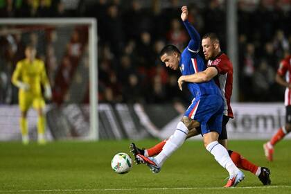 Enzo Fernández conduce ante la marca de Ben House, de Lincoln City, por la Copa de la Liga; el mediocampista cometió un error que Chelsea subsanó con dos goles.