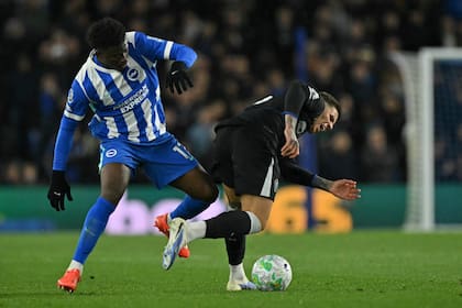 Enzo Fernández cubre la pelota con dificultad ante Carlos Baleba