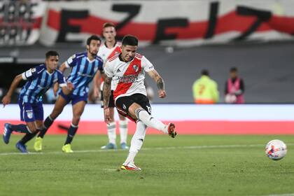 Enzo Fernández ejecuta el penal que pasará por debajo del cuerpo del arquero