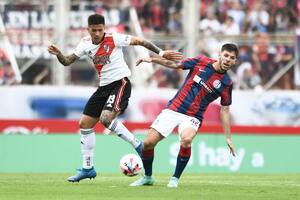 Enzo Fernández, en acción ante Agustín Martegani durante el triunfo de River sobre San Lorenzo por la Copa de la Liga Profesional.