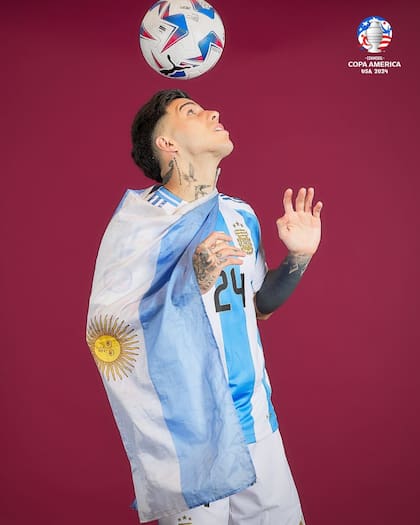 Enzo Fernández, en la sesión de fotos de Conmebol, que la presentó como ¿El campeón defensor fachero?