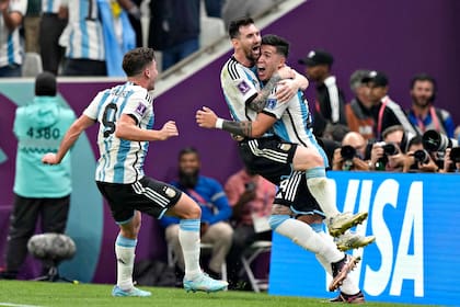 Enzo Fernández festeja la conversión del segundo gol para la Argentina