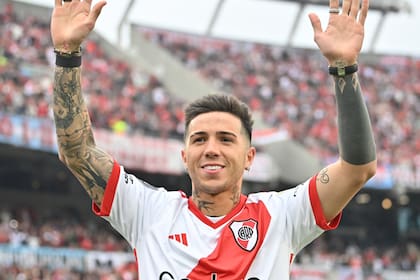 Enzo Fernández, durante el último domingo, recibió un reconocimiento de River en el Monumental