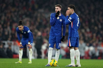 Enzo Fernández junto a Cole Palmer, dos estrellas de Chelsea. (AP Photo/Ian Walton)