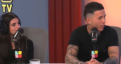 Enzo Fernández junto a su mujer, Valentina Cervantes, en el programa de streaming que desató la polémica
