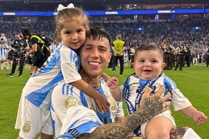 Enzo Fernández junto a sus hijos en uno de los últimos partidos por Eliminatorias