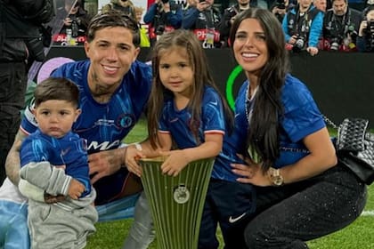 Enzo Fernández junto a Valentina Cervantes y sus hijos (Foto: Instagram @enzojfernandez)