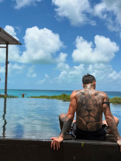 Enzo Fernández mostró el gran tatuaje que tiene en la espalda (Foto: Instagram @enzojfernandez)