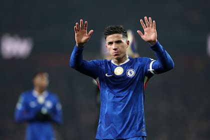 Enzo Fernández saluda a los hinchas de Chelsea tras el final