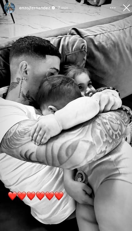 Enzo Fernández se reencontró con sus hijos, Olivia y Benjamín (Foto: Instagram @enzojfernandez)