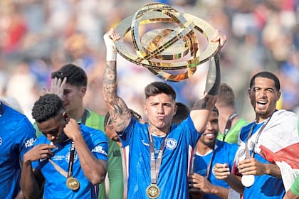 Enzo Fernández sostiene el trofeo del Mundial de Clubes luego de que Chelsea se impusiera por 3 a 0 ante Paris Saint-Germain