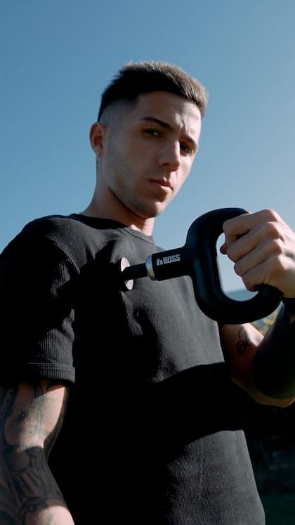 Enzo Fernández usando un dispositivo de recuperación de Boss