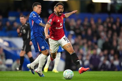 Enzo Fernández va al cruce de Matheus Cunha