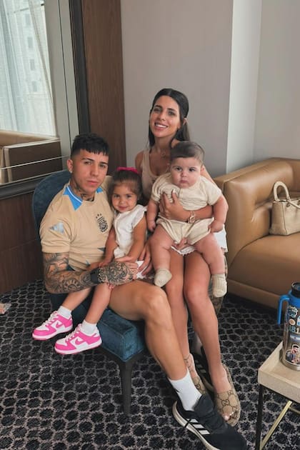 Enzo Fernández, Valentina Cervantes y sus hijos Olivia y Benjamín, lookeados con colores engamados en uno de sus reencuentros durante la Copa América.