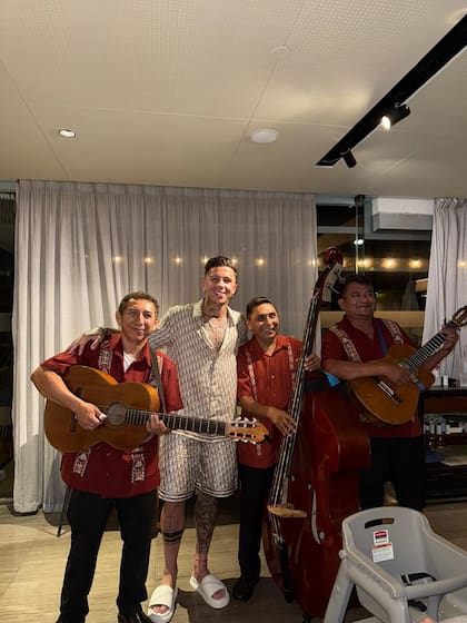 Enzo Fernández viajó a México junto a su familia