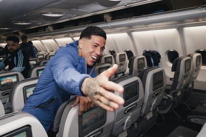Enzo Fernández y un momento distendido en el avión de la selección