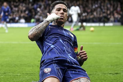 Enzo Fernández y una marca registrada: el teléfono en su festejo