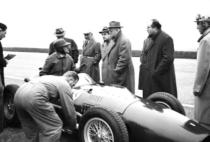 Enzo Ferrari en una prueba de la 246 F1, modelo con el que disputó 25 grandes premios y logró cinco triunfos