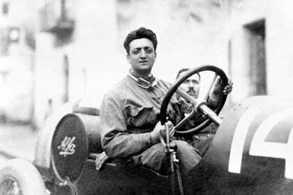 Enzo Ferrari junto al mecánico Michele Conti en su Alfa Romeo durante el 11vo premio de Sicilia en octubre de 1920. (Getty Images)