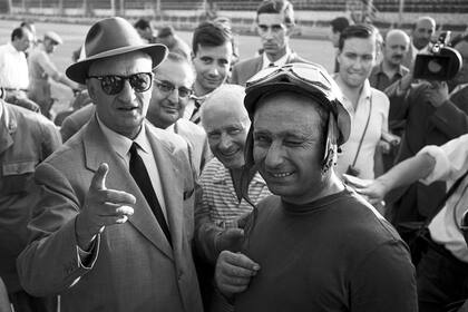 Enzo Ferrari y Juan Manuel Fangio en el Grand Prix de Monza, el 2 de septiembre de 1956 (Photo by Bernard Cahier/Getty Images)